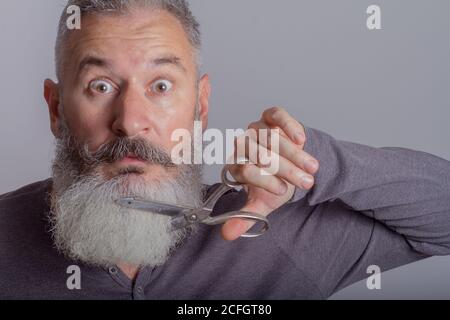 Portrait d'homme barbu mûr avec ciseaux rétro, concept barbershop, mise au point sélective Banque D'Images