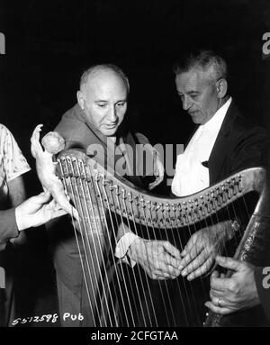 Le compositeur DIMITRI TIOMKIN et WILLIAM WYLER sur un ensemble de chanodes Pendant le tournage de L'AMICALE PERSUASION 1956 directeur WILLIAM WYLER livre Jessamyn West Music Dimitri Tiomkin Allied Artists Pictures / B - M Productions Banque D'Images