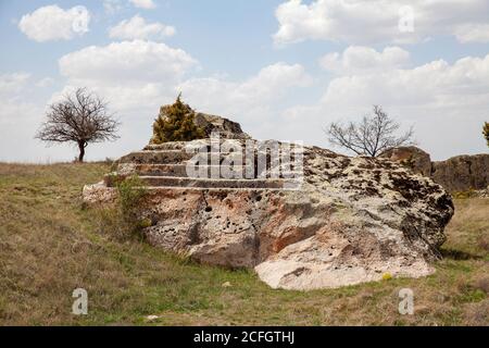 Vue sur le paysage depuis l'acropole de Yazılıkaya, autel. Vallée de Phrygia au milieu de Kutahya, Eskisehir, Afyon en Turquie. Banque D'Images