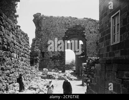 Légende originale : Jebel el-Druze & Hauran. Shahbah (ancien Philipppolis fondé par Philippe l'arabe 232 A.D.) Les thermes romains - lieu: Syrie--ShahbÄ ca. 1938 Banque D'Images