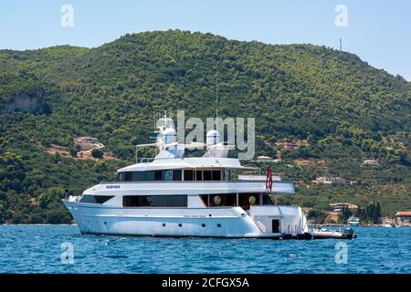 un yacht de luxe millionaires ou un bateau à moteur superyacht ancré dans un baie de l'île grecque de zakynthos dans le mer ionienne Banque D'Images