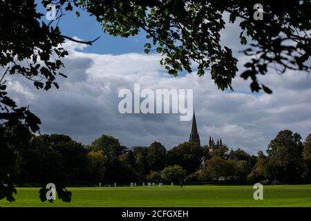 Cardiff, pays de Galles, Royaume-Uni. Le 05septembre 2020. Une vue générale d'un match de cricket amateur à Cardiff avec la cathédrale de Llandaff en arrière-plan alors que la saison de cricket touche à sa fin. Crédit : Mark Hawkins/Alay Live News Banque D'Images