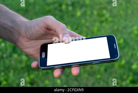 homme tenant main smartphone noir avec écran blanc Banque D'Images