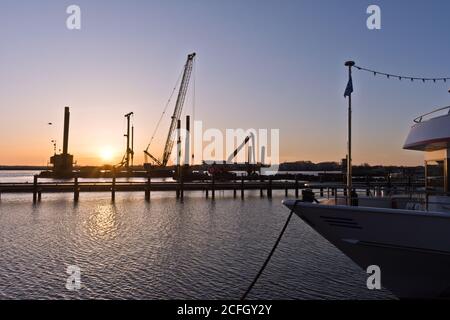 Port de Warnemünde tandis que Sunrise, Rostock, Mer Baltique, Mecklenburg-Ouest Pomerania, Allemagne, Europe Banque D'Images