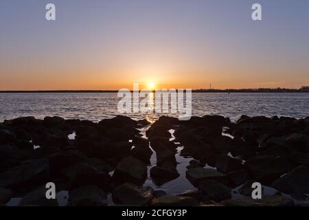 Port de Warnemünde tandis que Sunrise, Rostock, Mer Baltique, Mecklenburg-Ouest Pomerania, Allemagne, Europe Banque D'Images