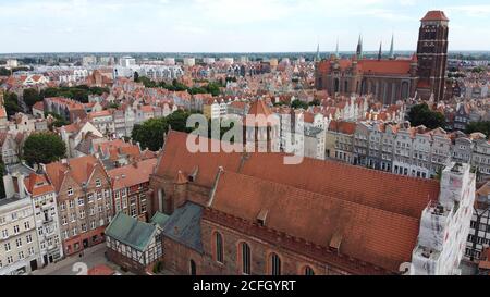 Vue sur la vieille ville de Gdansk et la tour de St La basilique Marie se trouve au-dessus du toit en tuiles rouges de la vieille ville maisons Banque D'Images