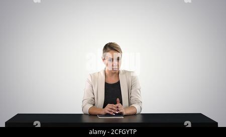 Une femme de Newsreader présentant les nouvelles, ajoutez votre propre écran de texte ou d'image derrière elle sur fond dégradé. Banque D'Images