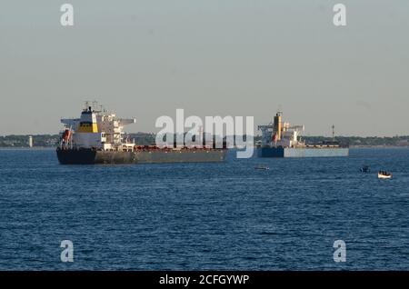 Navires dans le port de Taranto, Italie Banque D'Images