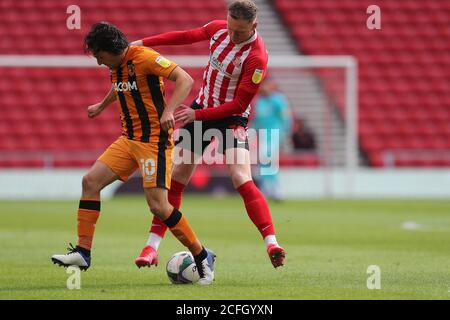 SUNDERLAND, ANGLETERRE. 5 SEPTEMBRE Aiden O'Brien de Sunderland bataille pour possession avec George Honeyman de Hull City pendant le match de la coupe Carabao entre Sunderland et Hull City au stade de Light, Sunderland. (Credit: Mark Fletcher | MI News) Credit: MI News & Sport /Alay Live News Banque D'Images