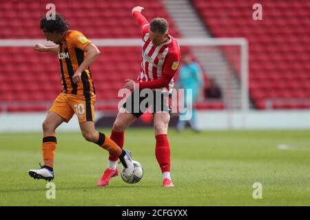 SUNDERLAND, ANGLETERRE. 5 SEPTEMBRE Aiden O'Brien de Sunderland bataille pour possession avec George Honeyman de Hull City pendant le match de la coupe Carabao entre Sunderland et Hull City au stade de Light, Sunderland. (Credit: Mark Fletcher | MI News) Credit: MI News & Sport /Alay Live News Banque D'Images