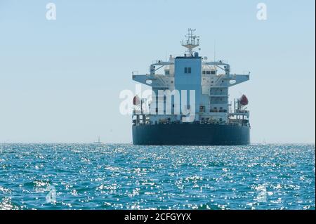 En attendant le navire dans le port de déchargement Mar Grande, Taranto, Italie Banque D'Images