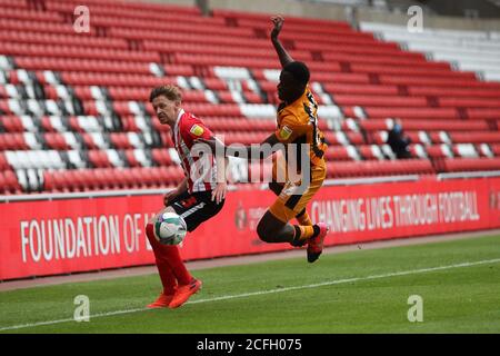 SUNDERLAND, ANGLETERRE. 5 SEPTEMBRE Josh Emmanuel de Hull City en action avec Denver Hume de Sunderland pendant le match de la Carabao Cup entre Sunderland et Hull City au stade de Light, Sunderland. (Credit: Mark Fletcher | MI News) Credit: MI News & Sport /Alay Live News Banque D'Images