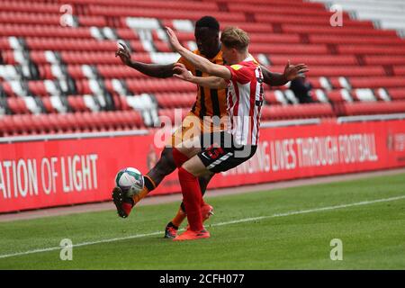 SUNDERLAND, ANGLETERRE. 5 SEPTEMBRE Josh Emmanuel de Hull City en action avec Denver Hume de Sunderland pendant le match de la Carabao Cup entre Sunderland et Hull City au stade de Light, Sunderland. (Credit: Mark Fletcher | MI News) Credit: MI News & Sport /Alay Live News Banque D'Images