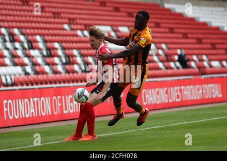 SUNDERLAND, ANGLETERRE. 5 SEPTEMBRE Josh Emmanuel de Hull City en action avec Denver Hume de Sunderland pendant le match de la Carabao Cup entre Sunderland et Hull City au stade de Light, Sunderland. (Credit: Mark Fletcher | MI News) Credit: MI News & Sport /Alay Live News Banque D'Images