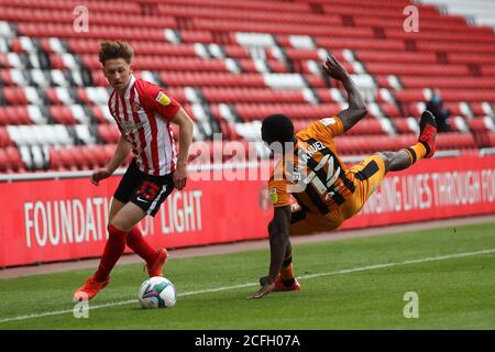 SUNDERLAND, ANGLETERRE. 5 SEPTEMBRE Josh Emmanuel de Hull City en action avec Denver Hume de Sunderland pendant le match de la Carabao Cup entre Sunderland et Hull City au stade de Light, Sunderland. (Credit: Mark Fletcher | MI News) Credit: MI News & Sport /Alay Live News Banque D'Images