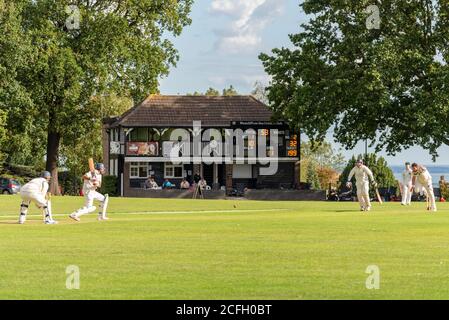 Le cricket se joue à Chalkwell Park, Westcliff on Sea, Southend, Essex, Royaume-Uni. Westcliff on Sea Cricket Club jouant à Southend. Pavillon Banque D'Images