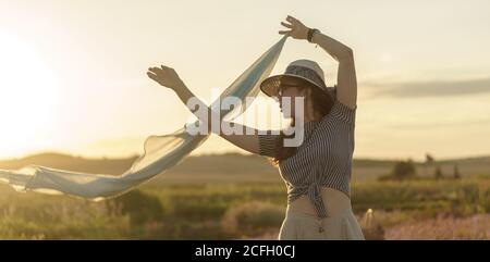 Féminité, danse, concept de style provence - bannière bonne jeune fille caucasienne aspect slave en paille tissée chapeau est foulard soufflant en fin long Banque D'Images