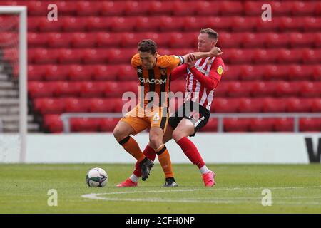 SUNDERLAND, ANGLETERRE. 5 SEPTEMBRE Richard Smallwood de Hull City bataille pour possession avec Aiden O'Brien de Sunderland pendant le match de la coupe Carabao entre Sunderland et Hull City au stade de Light, Sunderland. (Credit: Mark Fletcher | MI News) Credit: MI News & Sport /Alay Live News Banque D'Images