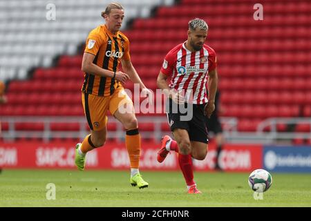 SUNDERLAND, ANGLETERRE. 5 SEPTEMBRE Bailey Wright de Sunderland en action avec Tom Eaves de Hull City pendant le match de la coupe Carabao entre Sunderland et Hull City au stade de Light, Sunderland. (Credit: Mark Fletcher | MI News) Credit: MI News & Sport /Alay Live News Banque D'Images