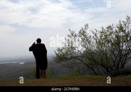 Homme au sommet de la montagne, jouissant d'une vue magnifique sur la nature Banque D'Images