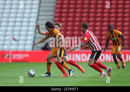 SUNDERLAND, ANGLETERRE. 5 SEPTEMBRE George Honeyman de Hull City en action avec Denver Hume de Sunderland pendant le match de la Carabao Cup entre Sunderland et Hull City au stade de Light, Sunderland. (Credit: Mark Fletcher | MI News) Credit: MI News & Sport /Alay Live News Banque D'Images