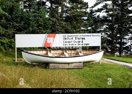 BASS HARBOUR, MAINE, USA-08 JUILLET 2013 : panneau de station de la Garde côtière des États-Unis près de Bass Harbor Banque D'Images