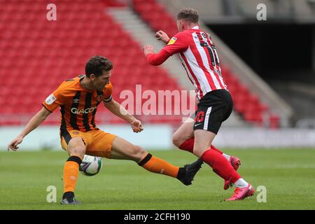 SUNDERLAND, ANGLETERRE. 5 SEPTEMBRE Richard Smallwood de Hull City en action avec Aiden O'Brien de Sunderland pendant le match de la coupe Carabao entre Sunderland et Hull City au stade de Light, Sunderland. (Credit: Mark Fletcher | MI News) Credit: MI News & Sport /Alay Live News Banque D'Images