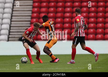 SUNDERLAND, ANGLETERRE. 5 SEPTEMBRE Josh Emmanuel de Hull City en action avec Denver Hume de Sunderland pendant le match de la Carabao Cup entre Sunderland et Hull City au stade de Light, Sunderland. (Credit: Mark Fletcher | MI News) Credit: MI News & Sport /Alay Live News Banque D'Images