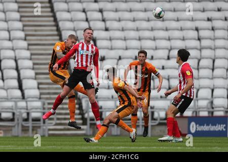 SUNDERLAND, ANGLETERRE. 5 SEPTEMBRE Greg Docherty, de Hull City, conteste un titre avec Aiden O'Brien de Sunderland pendant le match de la coupe Carabao entre Sunderland et Hull City au stade de Light, Sunderland. (Credit: Mark Fletcher | MI News) Credit: MI News & Sport /Alay Live News Banque D'Images