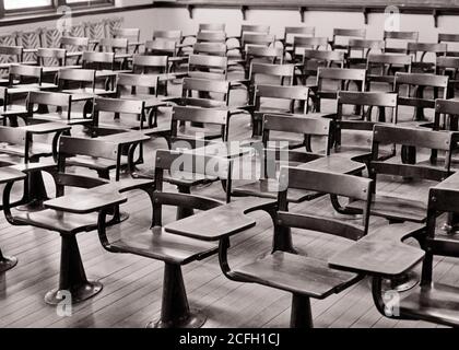 Années 1940 années 1950 années 1960 années 1970 INOCCUPÉ CHÊNE DUR ÉTUDIANT EN BOIS RÉDACTION DE CHAISES DANS LA SALLE DE CONFÉRENCE DU COLLÈGE UNIVERSITAIRE - I5576 HAR001 HARS INSPIRATION SYMBOLES SPIRITUALITÉ B&W TRISTESSE CONFÉRENCE BUTS SUCCÈS LARGE ANGLE DROIT RÊVES DÉCOUVERTE EXCITATION CHÊNE SAVOIR PROGRÈS PUISSANT DANS OPPORTUNITÉS MÉTIERS CONCEPT CONCEPTUEL ENCORE LA VIE INCONFORTABLE CONCEPTS SYMBOLIQUES INOCCUPÉS LES IDÉES DE CROISSANCE DE RETOUR DES SIÈGES TOGETHERNESS NOIR ET BLANC HAR001 VIEUX REPRÉSENTATION FAÇONNÉES RIGIDE Banque D'Images