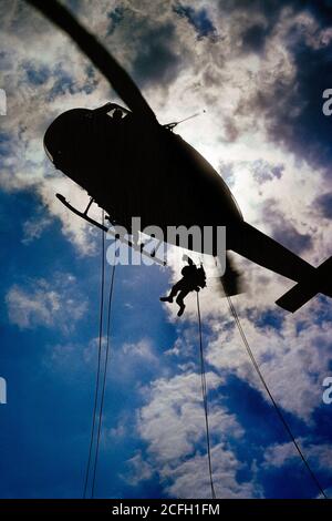 ANNÉES 1970, DEUX SOLDATS DE L'ARMÉE AMÉRICAINE ONT FAIT UNE DESCENTE EN RAPPEL D'UN HUEY HÉLICOPTÈRE MILITAIRE BELL UH-1D SILHOUETÉ DANS UN CIEL NUAGEUX ET LUMINEUX - KA4714 BLE001 HARS VITESSE DE L'ESPACE DE COPIE RURAL PAR RAPPORT À LA PLEINE LONGUEUR PHYSIQUE FITNESS PERSONNES INSPIRATION DANGER HOMMES RISQUE CONFIANCE BUTS DE TRANSPORT SUCCÈS MARINE BRIGHT FIGHTER AVENTURE AVIONS STRATÉGIE DE FORCE A DÉFAIT L'EXCITATION DE COURAGE LEADERSHIP DE CONNAISSANCES ANGLE BAS PUISSANT HÉLICOPTÈRE DESCENDANT FIERTÉ AVIATION OCCUPATIONS UNIFORMES MOUVEMENT FLOU CONCEPTUEL AGRESSION DE PRÉCISION JEUNE ADULTE HOMME NUAGEUX SORTIE IROQUOIS À L'ANCIENNE Banque D'Images