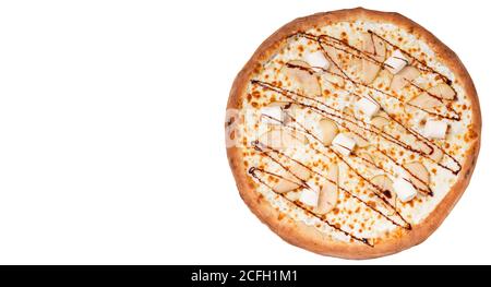 Pizza douce à la poire, au guimauve et au fromage dorblu, isolée sur fond blanc. Vue de dessus. Copier l'espace Banque D'Images