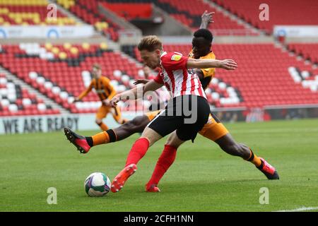 SUNDERLAND, ANGLETERRE. 5 SEPTEMBRE Josh Emmanuel de Hull City tente de bloquer une croix de Denver Hume pendant le match de la Carabao Cup entre Sunderland et Hull City au stade de Light, Sunderland. (Credit: Mark Fletcher | MI News) Credit: MI News & Sport /Alay Live News Banque D'Images