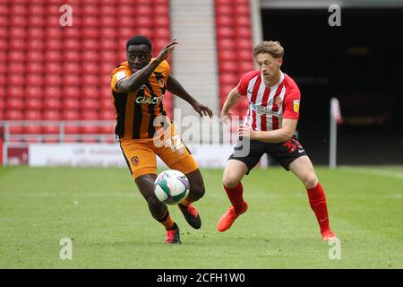 SUNDERLAND, ANGLETERRE. 5 SEPTEMBRE Josh Emmanuel de Hull City en action avec Denver Hume de Sunderland pendant le match de la Carabao Cup entre Sunderland et Hull City au stade de Light, Sunderland. (Credit: Mark Fletcher | MI News) Credit: MI News & Sport /Alay Live News Banque D'Images