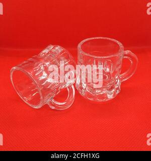 Mugs à bière miniatures, verres à liqueur transparents, verres de fantaisie Banque D'Images