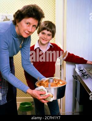 LA GRAND-MÈRE DES ANNÉES 1980 EST FIÈRE DE SORTIR LE GÂTEAU ALIMENTAIRE ANGEL FOUR AVEC PETIT-FILS DEBOUT À CÔTÉ DES DEUX SOURIANTS REGARDANT LES DEUX APPAREIL PHOTO - KH7770 PHT001 HARS VIEUX TEMPS NOSTALGIE VIEILLE MODE 1 JEUNE TRAVAIL D'ÉQUIPE GRANDS-PARENTS HEUREUX FAMILLES JOIE STYLE DE VIE SATISFACTION AÎNÉ FEMMES GRANDS-PARENTS SAINTETÉ MAISON VIE COPIE ESPACE AMITIÉ DEMI-LONGUEUR DAMES PERSONNES QUI S'OCCUPENT DES HOMMES CONFIANCE ADULTE SENIOR CONTACT OCULAIRE FEMME SENIOR SUCCÈS BONHEUR VIEUX OLDSTERS GAI OLDSTER ET FIERTÉ FIÈREMENT LES GRANDS-MÈRES SOURIT AUX AÎNÉS CONNEXION PETIT-FILS JOYEUX ANGEL COOPÉRATION ALIMENTAIRE CROISSANCE JEUNES PRÉ-ADOLESCENTS PRÉ-ADOLESCENTS GARÇON Banque D'Images