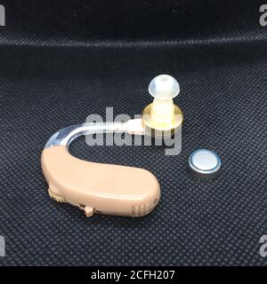 Prothèse auditive, appareil moderne en contour d'oreille, amplification sonore Banque D'Images