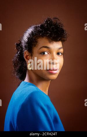 PORTRAIT DES ANNÉES 1990 D'UNE FEMME AFRO-AMÉRICAINE PORTANT UN CONTOUR D'OREILLE BLEU EN OR VUE SUR SON ÉPAULE À L'APPAREIL PHOTO - KP6587 NET002 HARS STUDIO SHOT PORTRAITS GROGNUP COPIE ESPACE FEMMES PERSONNES CONFIANCE RÉFLÉCHIE LES AMÉRICAINS EXPRIMENT UNE FEMME D'AFFAIRES QUI FAIT LA TÊTE ET QUI S'EN PREND AUX AFRO-AMÉRICAINS D'ORIGINE AFRO-AMÉRICAINE DIVERSITÉ AFRO-AMERICAN BLACK ETHNICITÉ FIERTÉ AFRO-AMERICANS NOIRS STYLÉES FEMMES D'AFFAIRES SINCÈRES SOLENNELLEMENT FOCALISÉ INTENSE MOYENNE-ADULTE MOYENNE-ADULTE FEMMES ADULTES PERSONNES ADULTES CONSCIENCIEUSE SÉRIEUX INTENTION DES AFRO-AMÉRICAINS À L'ANCIENNE Banque D'Images
