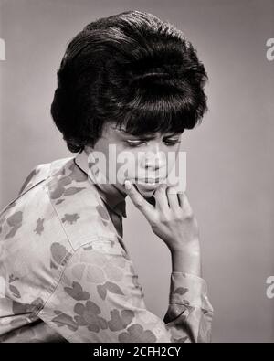 ANNÉES 1960 SOMAN AFRO-AMÉRICAIN DE LA MAIN À CHIN REGARDANT VERS LE BAS RÉFLÉCHI DSA EXPRESSION SÉRIEUSE - N2046 HAR001 HARS CHIN GESTANTE B&W TROUBLÉE UNE TRISTESSE INQUIÈTE TÊTE ET ÉPAULES AFRO-AMÉRICAINS RÉFLEXION AFRO-AMÉRICAINE PENSE NOIR LES GESTES DE FIERTÉ ETHNIQUE L'HUMEUR REFLÉTANT LA RÉFLEXION DES MÉDITER CONSIDÈRENT PERDU DANS PENSÉE GLUM CONTEMPLATIF MÉDITER MÉDITATIF MISÉRABLE NOIR ET BLANC CONSIDÉRANT HAR001 AFRO-AMÉRICAINS À L'ANCIENNE Banque D'Images