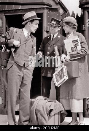 UN COUPLE DES ANNÉES 1930 DEBOUT EN TRAIN INQUIÉTAIT L'HOMME AVEC DES CLUBS DE GOLF UNE FEMME AVEC UN CHEF DE RAQUETTE DE TENNIS QUI DEMANDE UN BILLET PERDU MAL PLACÉ - R6075 HAR001 HARS VIEILLE MODE 1 PEUR DE STYLE STUPIDE COMMUNICATION JEUNE ADULTE PROBLÈMES COMIQUES VACANCES MYSTÈRE PROBLÈME DE PERTE DE CHEMIN DE FER MODE DE VIE FEMMES BILLET CONJOINT MARIÉ ÉPOUX ÉPOUX COPIE ESPACE PLEINE LONGUEUR DEMI-LONGUEUR FEMMES DEMANDANT AUX HOMMES RISQUE TRANSPORT GILET PARTENAIRE B&W D'ÂGE MOYEN UN HOMME D'ÂGE MOYEN A UN COSTUME DE TRAIN ET UNE AVENTURE HUMORISTIQUE VOYAGE DÉCOUVERTE ESCAPADE EXCITATION COMIQUE VACANCES OCCUPATIONS EMBARRASSÉ TROIS PIÈCES CONVIENT À LA RECHERCHE DE COMÉDIE CONCEPTUELLE Banque D'Images