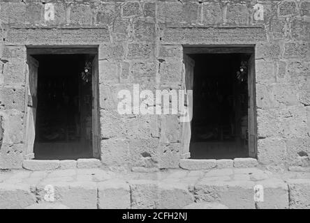 Légende originale : est de la Jordanie et de la mer Morte. Inscription inversée dans la maison moderne [Jerash] - lieu: Gerasa Jordan ca. 1900 Banque D'Images