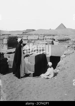 Légende originale: Vues égyptiennes; les pyramides de Gizeh. Le temple de granit de Gizeh - lieu: Egypte--Jizah ca. 1900 Banque D'Images