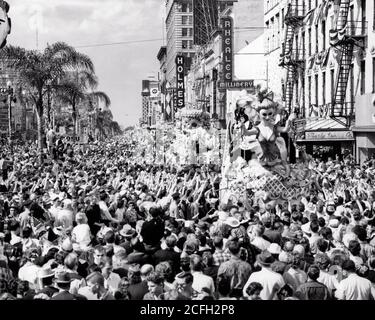 LES FOULES DES ANNÉES 1960 SUR CANAL STREET SE SONT RASSEMBLÉES POUR FAIRE DES DÉFILÉS POUR LES PERLES ET LES BIBELOTS PENDANT MARDI GRAS LA NOUVELLE-ORLÉANS LOUISIANE USA - R6848 HAR001 HARS STYLE DE VIE HISTOIRE CÉLÉBRATION FOULES FEMMES ÉVÉNEMENT ÉTATS-UNIS COPIER ESPACE FEMMES PERSONNES INSPIRATION ÉTATS-UNIS DES ÉTATS-UNIS LES HOMMES RISQUENT CARNIVAL DIVERTISSEMENT SPIRITUALITÉ NOURRITURES B&W NORD AMÉRIQUE AMÉRIQUE DU NORD SUCCÈS GRAND ANGLE TENTATION BONHEUR TÊTE ET ÉPAULES HAUTE ANGLE ORLÉANS ET EXCITANTE EXTÉRIEUR PUISSANTES PERLES DE LOISIRS LA LOUISIANE À LA STÉATOSE POLITIQUE GRAS MARDI CONCEPTUEL PRÊTÉ MARDI GRAS SOUTIEN ÉLÉGANT EPIPHANY ADOLESCENT Banque D'Images