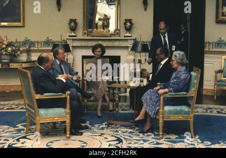 Menahem Begin Jimmy carter Rosalynn carter Anwar Sadat et Mme Begin se réunissent à la Maison Blanche pour la cérémonie de signature des accords de Camp David. CA. 17 septembre 1978 Banque D'Images