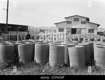 « Original Caption: Usines juives en Palestine sur la plaine de Sharon et le long de la côte jusqu'à Haïfa. Haïfa. L'usine de ciment Pipe & Tile ''Wolfman'' Ltd. Enceinte remplie de sections de tuyaux en ciment - emplacement : Israël--Haïfa ca. 1939' Banque D'Images