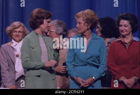 Rosalynn carter avec Betty Ford et Ladybird Johnson à la National Womens Conference. CA. 19 novembre 1977 Banque D'Images