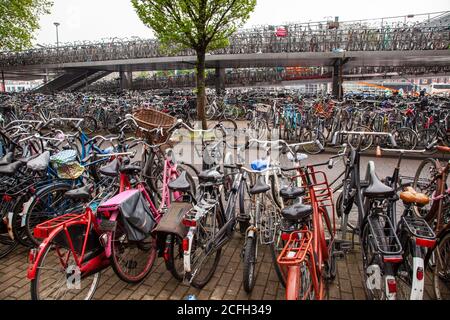 Le vélo à Amsterdam est le principal moyen de transport. C'est un parking Banque D'Images