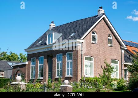 Une ancienne maison hollandaise située dans le village hollandais de l'Ooij à Gelderland, aux pays-Bas Banque D'Images