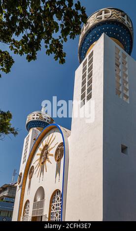 Acapulco, Mexique - 25 novembre 2008 : ancien centre-ville. Catedral de Nuestra Señora de la Soledad, vue frontale avec deux tours sous ciel bleu avec un peu de gr Banque D'Images