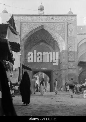 Légende originale: Irak. Curbela. Deuxième ville sainte des musulmans chiites [c'est-à-dire Musulmans]. Entrée à la grande mosquée - lieu: Irak--KarbalÄÊ¾ ca. 1932 Banque D'Images